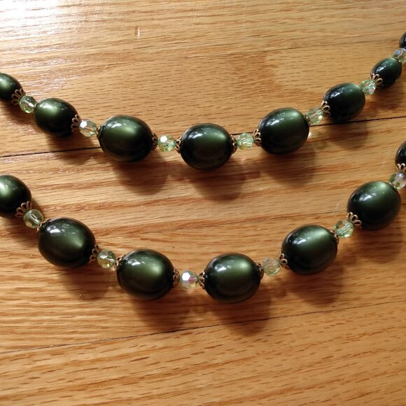 Vintage Green Beaded Necklace Triple Strand Aurora Borealis Glass Collar Choker - Picture 9 of 10